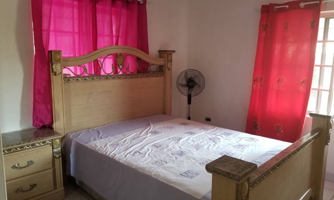 Spanish Town Casa | Spacious 3-bedroom building in amazing Spanish Town with WiFi