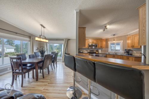 East Kootenay Cabina | Spacious 3-Bedroom Trailer Home in Fernie by StayIn