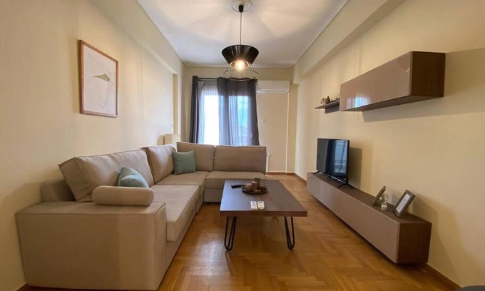 New Kypseli Apartamento | Spacious 3 BR Apartment in Vibrant Neighbourhood
