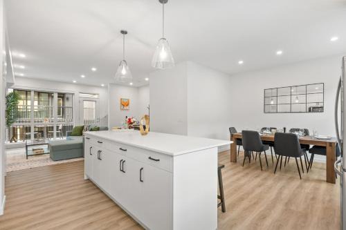 Southwest Calgary Casa | Spacious 3 Story Townhome, 2 Car Garage, Sleeps 8, Heater & AC, King Bed, Easy Ski Access, Next to WinSport, 10km from Calgary Downtown, Near Banff