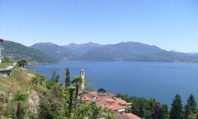 Gonte Apartamento | Amplio apartamento de 3½ habitaciones con hermoso jardín y vista al lago.