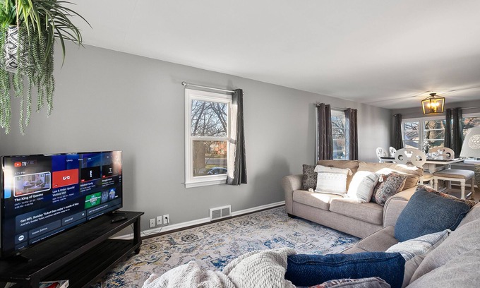 Mendota Casa | Spacious 3BD Apartment |King Bed, Fenced Yard!