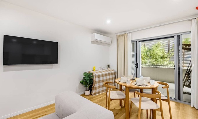 Indooroopilly Apartamento | Spacious 3BR Getaway | Great Location & Comfort