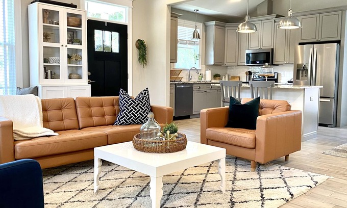 Old Town Casa | Spacious 3BR Getaway - Walkable to Downtown + Close to FSU & FAMU