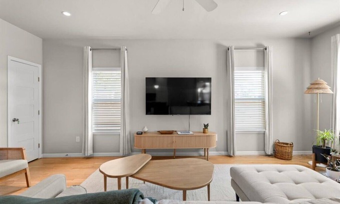 East MLK Casa | Spacious 3BR Getaway w Free Parking Pet Friendly!