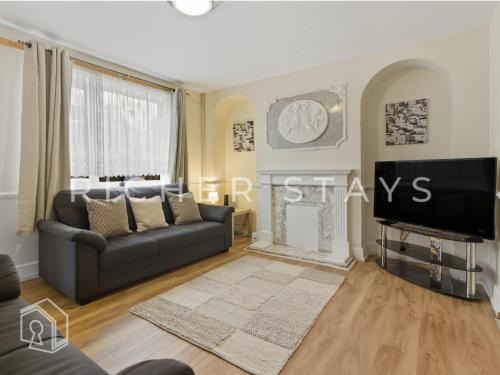 Tilbury Casa | Spacious 3BR House in Tilbury, Driveway and Garden