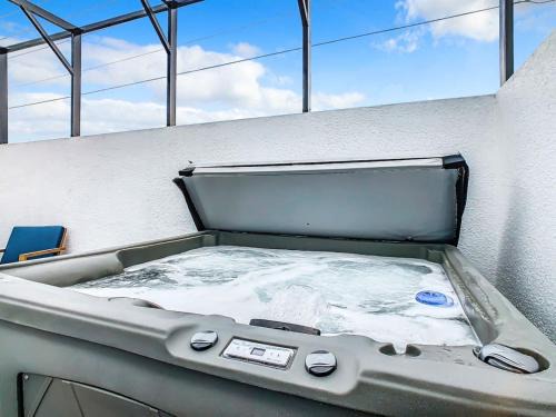 Loughman Casa | Spacious 3BR plus Den with Hot Tub, Near Disney