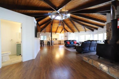 Apple Hill Casa | Spacious 3BR Retreat - Sleeps 10 - Free Parking