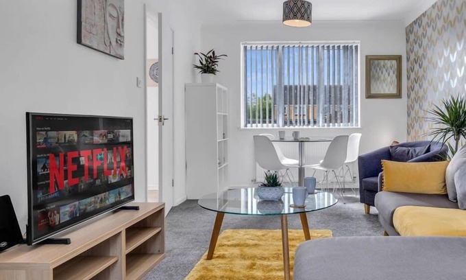 West Bromwich Casa | Spacious 3BR Stay w/ Garage Near Birmingham