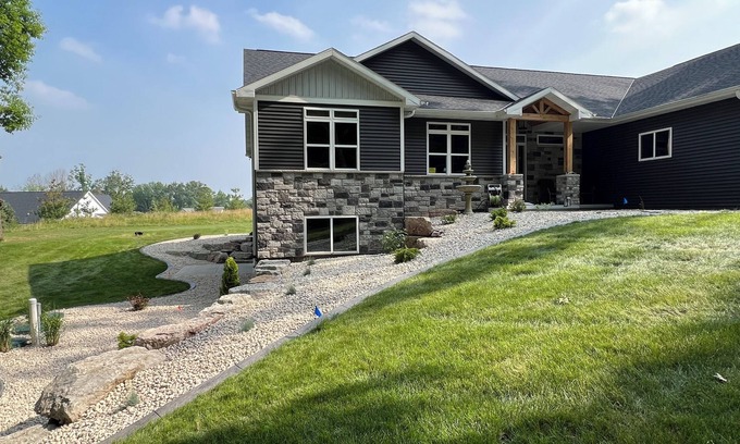 Hobart Casa | Spacious 4/5-bedroom house w/ WiFi, fitness room in charming Hobart —NFL Draft—