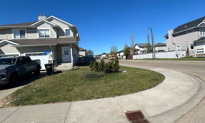 Southeast Edmonton Casa | Spacious 4 Bdm Duplex