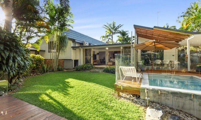 Currumbin Waters Casa | Spacious 4-bed Home with Waterfront Pontoon