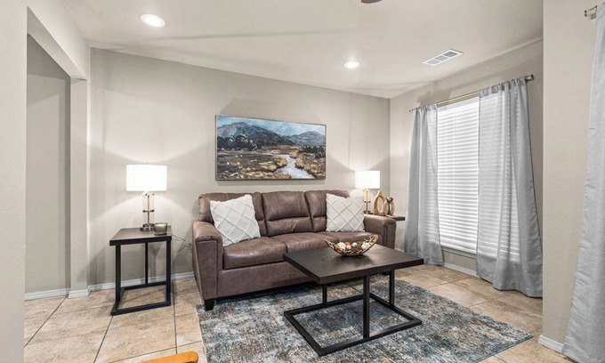 Fort Smith Apartamento | “Spacious 4-Bed Duplex: Dual Entrances, Work-Friendly”