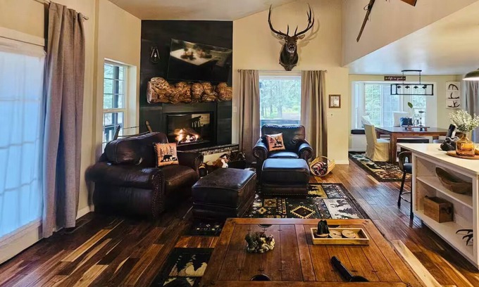 Easton Casa | Spacious 4 Bed + Lakes + ATV trails!