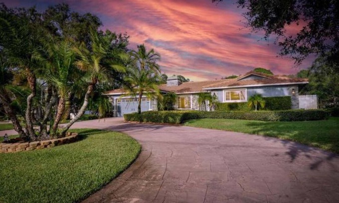 Tarpon Springs Casa | Spacious 4-bedroom house in marvelous Tarpon Springs with Pool, WiFi ,AC