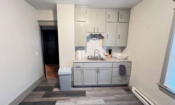 Rochester Apartamento | Spacious 4-bedroom apartment in cool Rochester with AC, WiFi, and Onsite Laundry