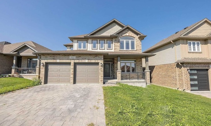 London Casa | Spacious 4 Bedroom Cozy Home with a Indoor Fireplace