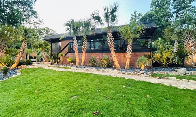 Atlanta Casa | Spacious 4-bedroom estate in Atlanta with Outdoor Fitness Area,Pool & Waterfall.