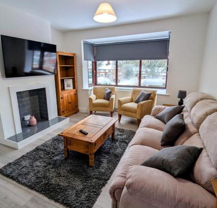 Forsbrook Casa | Spacious 4 Bedroom Home