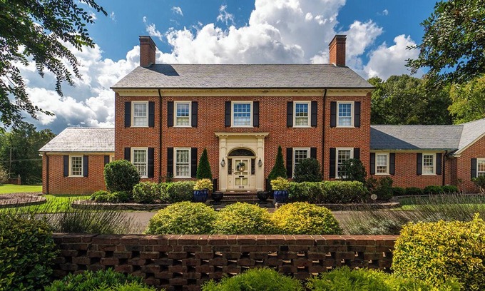 Burlington Casa | Spacious 4-bedroom house on Golf Course in charming Burlington.