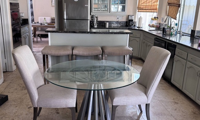 Corona Casa | Spacious 4/bedroom house in delightfulneighborhood