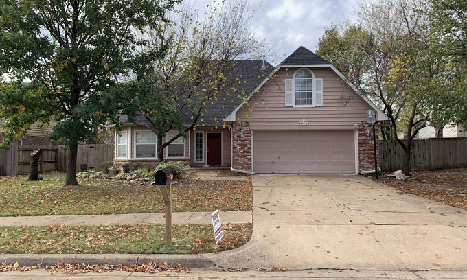 Owasso Casa | Spacious 4-bedroom house with AC and WiFi in charming Owasso