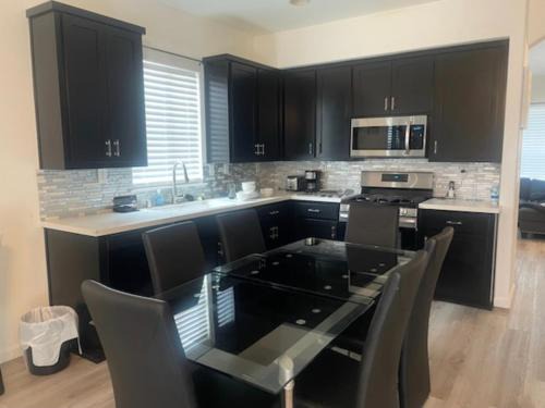 Stockton Casa | Spacious 4 bedroom house!