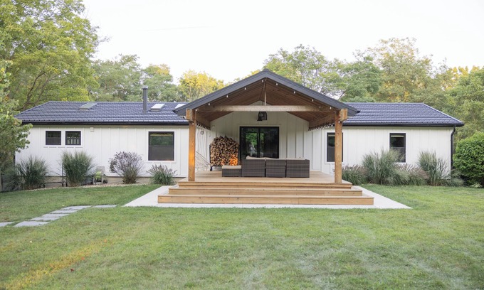 New Carlisle Casa | Spacious 4-bedroom Contemporary Country House