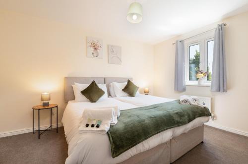 Wootton Bassett Casa | Spacious 4 bedroom, perfect for contractors, families, private parking