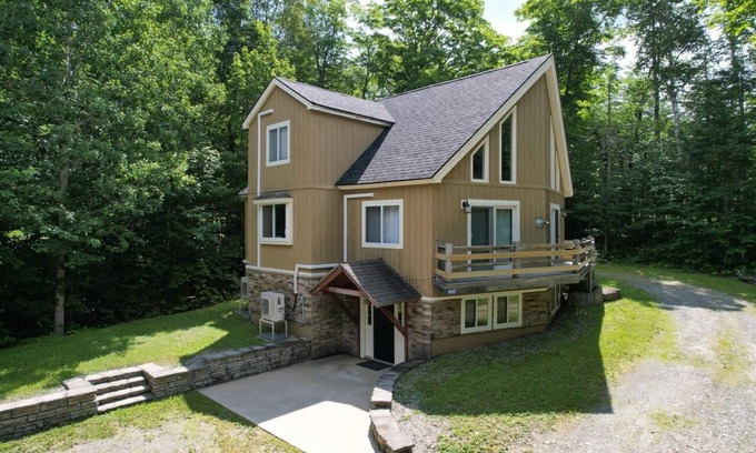 Carrabassett Valley Casa | Spacious 4-bedroom house w/Hot Tub near Sugarloaf with WiFi, bonus room and more