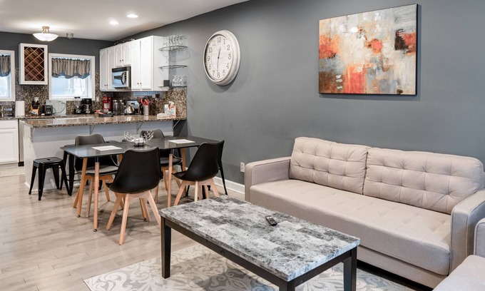 Graduate Hospital Casa | Amplio, soleado 4BD / 2. 5 baños justo al sur de St. ¡Buena ubicación!