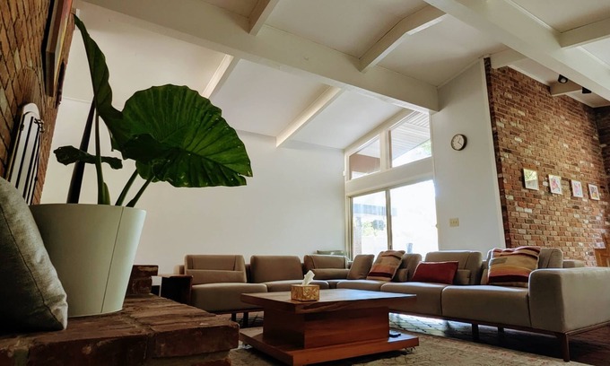 Dayton Casa | Spacious 4BR Mid-Century Modern Retreat in Dayton with Hot Tub