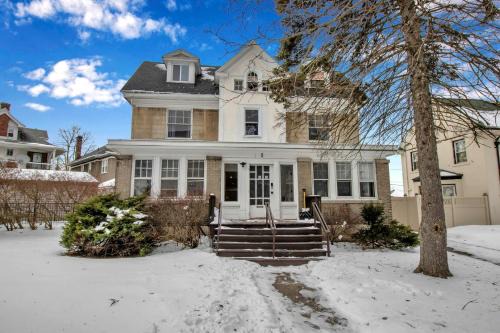 North Buffalo Casa | Spacious 4BR Near UB Niagara Falls - Pet Friendly