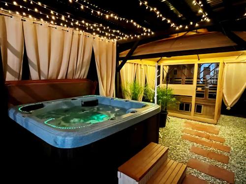 Pomona Apartamento | Spacious 4BR Retreat in Pomona with Sauna and Hot Tub