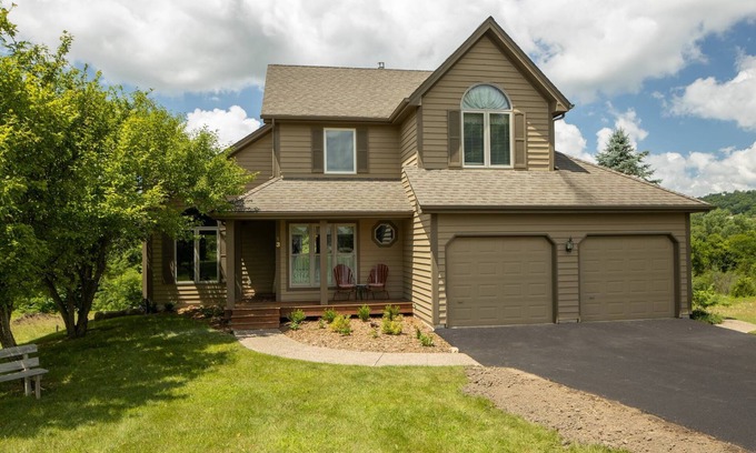 The Galena Territory Casa | Spacious 5-bdrm house in lovely Galena w/hot tub, screened porch fitness room