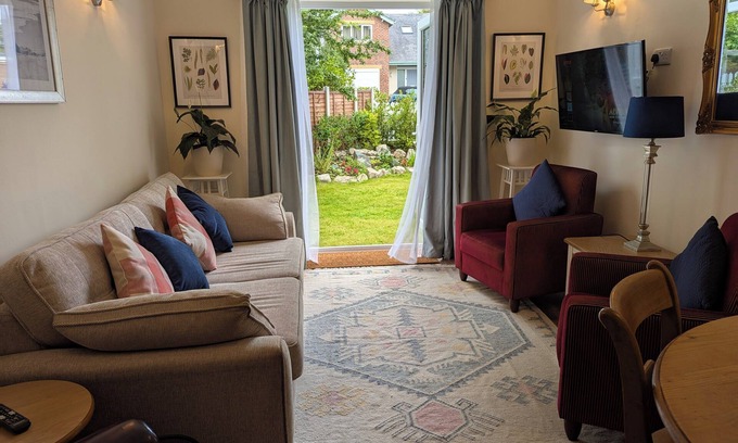Poulton-le-Fylde Casa | Spacious 5-bedroom house in Poulton with garden and parking