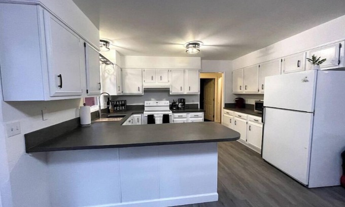 Billings Casa | Spacious 5 bed / 3 bath home with backyard