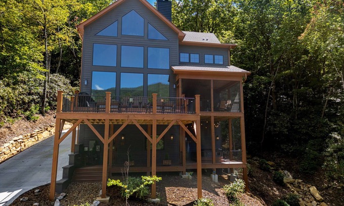 Black Mountain Casa | Spacious 5-bedroom house in Montreat with stunning views, spa, fitness room