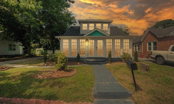 Norfolk Casa | Spacious 5-bedroom bungalow in charming Norfolk with AC, WiFi