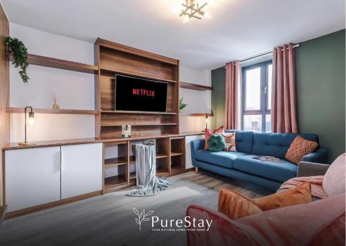Failsworth Casa | Spacious 5-bedroom Contractor House Sleeps 7 with Parking by PureStay