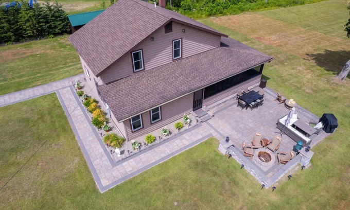 Broadalbin Casa | Spacious 5-bedroom house in charming Broadalbin directly on the lake