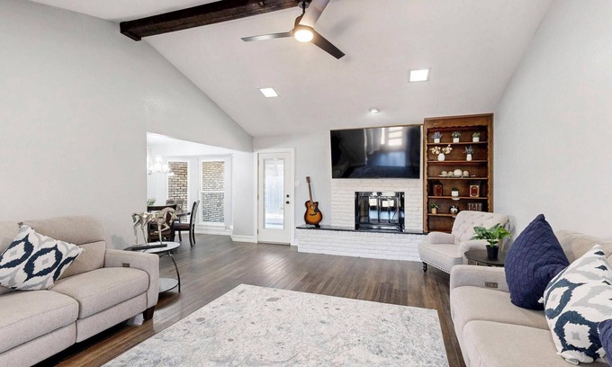 Southwest Arlington Casa | Spacious 5-bedroom house with WIFI and newly furnished in fabulous Arlington.