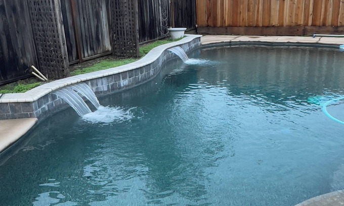 Turlock Casa | Spacious 5-bedroom house pool with WiFi, AC in awesome Turlock