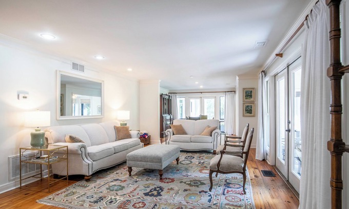 Oxford Casa | Spacious 5-bedroom house close to historic Oxford Square!
