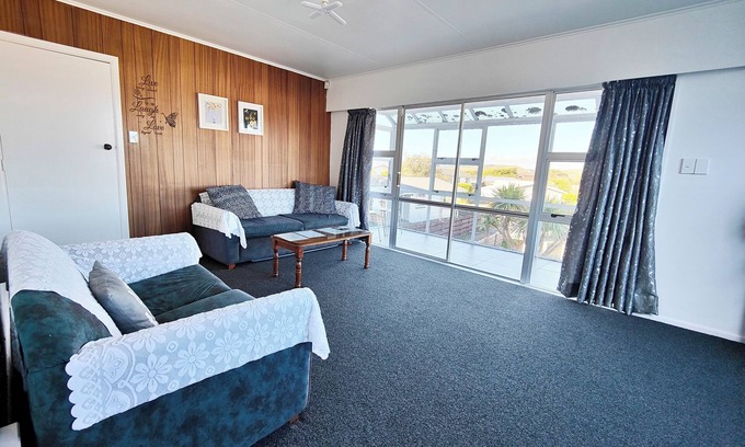 Johnsonville Casa | Spacious 5-bedroom house in awesome Wellington with AC