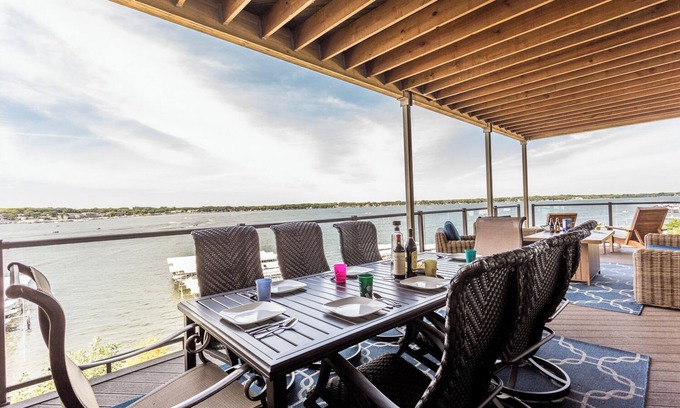 Arnolds Park Condominio | Spacious 5-bedroom condo in the delightful Stillwater building East Lake Okoboji