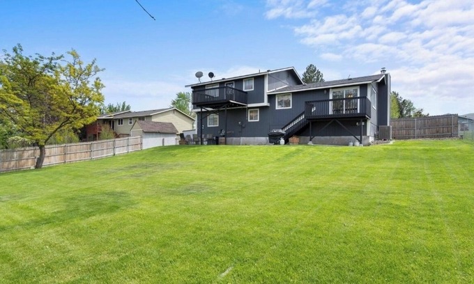 Benton City Casa | Spacious 5-bedroom townhome in charming Benton City