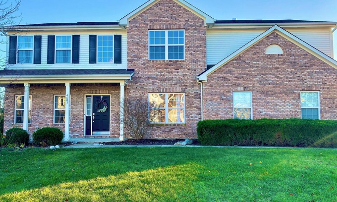 Noblesville Casa | Spacious 5 bedroom house just north of Indianapolis, minutes to Grand park.