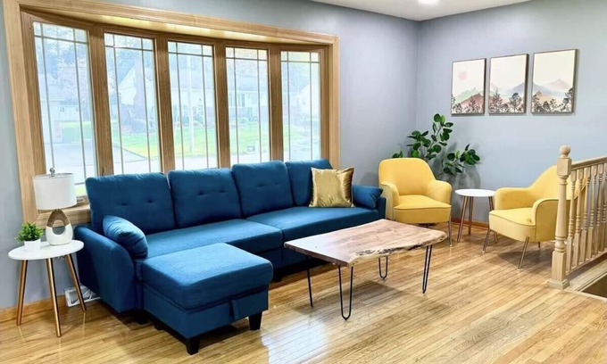 Rotterdam Casa | Spacious 5-bedroom house with WiFi and AC in enjoyable Schenectady.