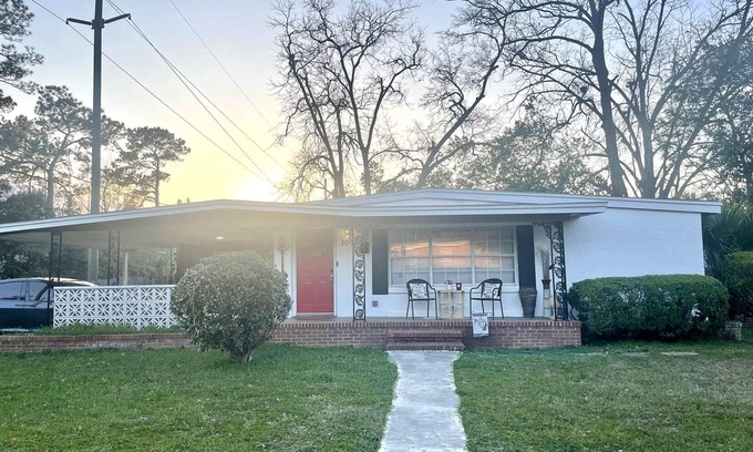 Griffin Heights Casa | Spacious 5 Bedroom Home, two blocks to FSU. Oversized parking for up to 8 cars